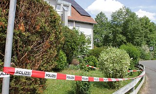 Ein Flatterband sperrt den Gartenbereich vor der Wohnung in der Warburger Altstadt ab. - Dieter Scholz