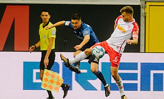 SCP-Akteur Marcel Mehlem, hier im Hinspiel gegen den Regensburger Benedikt Saller (r.), klagt erneut über Wadenprobleme und droht somit am Sonntag auszufallen. - Besim Mazhiqi