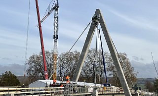 Erst in dieser Woche sind die Stahlseile, die die Traglast der Brücke verbessern sollen, angebracht worden. Dennoch muss die Weserbrücke in Höxter noch länger gesperrt bleiben, als geplant. - Shannon-Lee Bendig