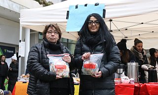 Zübeyde Polat und Sibel Gümüs (v.l.) haben die Spendenaktion auf dem Linnenbauerplatz ins Leben gerufen und freuen sich über mehrere Tausend Euro, die an Spendengeldern eingenommen wurden. - Claus Frickemeier
