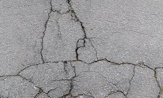 Gerade erst saniert und trotzdem kaputt und mit Schlaglöchern übersät. Eine Straße muss deswegen schon wieder gesperrt werden. - Symbolfoto: Pixabay