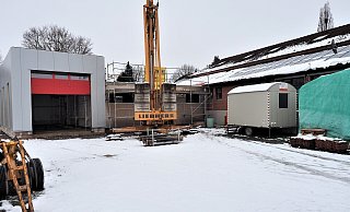Das Rolltor ist schon drin: Der Rohbau des Feuerwehrhausen am Sport- und Vereinsheim in Entrup steht. - Josef Köhne