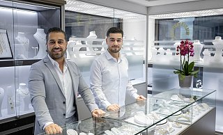 Simon Önaktug (l.) betreibt das Geschäft "Juwelier am Marienplatz". Dort arbeitet auch sein Bruder Josua Önaktug. - Niklas Tüns