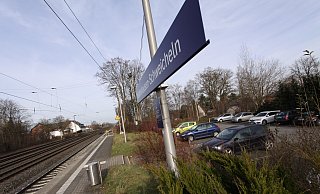 Vom Bahnhof in Schweicheln fahren viele Menschen täglich zur Arbeit, vor allem in Richtung Herford und Bielefeld. - Björn Kenter