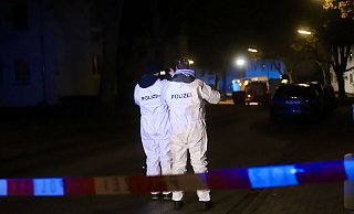 Kurz nach der Tat: Ermittler bei der Suche nach Spuren des Verbrechens. - Charlotte Mahncke