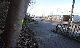 Tatort: Auf diesem Weg an der Südseite des Bahnhofs fand der versuchte Überfall statt. - Ulf Hanke