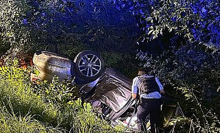Der 24-Jährige hatte sich mit seinem Auto überschlagen und kam im angrenzenden Straßengraben auf dem Dach zum Liegen. - Feuerwehr Brakel