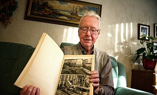Der ehemalige Polier Artur Bahrs zeigt ein Foto aus dem Karstadt-Projektbuch. - Michaela Heinze