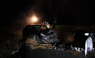 Beide Wagen wurden durch den Frontalzusammenstoß stark beschädigt. - Polizei Herford