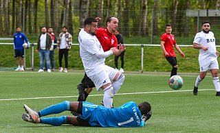 Mit vereinten Kräften: Burak Bekdemir (l.) und Torhüter Ousmane Traore vom TV Herford verhindern hier den Abschluss von Elverdissens Rico Alves Rei, letztlich aber gewann der TVE das Stadtduell mit 2:1. - Yvonne Gottschlich