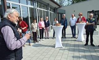 Jürgen Heimsath erzählt vor der Besuchergruppe, wie er auf die Idee mti dem Dom-Kölsch und der Espelkamper "Domplatte" gekommen ist. - Karsten Schulz