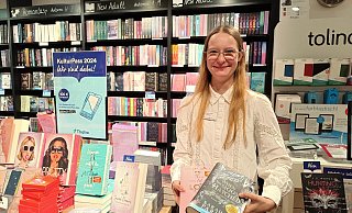 Rebecca Sulies leitet die Mayersche Buchhandlung in Bünde. Das Kulturpass-Schild steht nicht ohne Grund vor den Regalen mit den New-Adult-Titeln. - Sven Hauhart