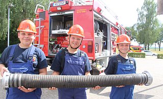 Simon (11), Malte (10) und Ben (11) von der Peckelsheimer Jugendfeuerwehr sind zum erste Mal dabei und absolut begeistert von dem großen Zeltlager. - Burkhard Battran