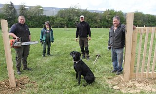 Eingezäunt haben die Hundewiese (v.l.) Karl-Philipp Meyer, Klaus Menke, Alexander Woltersdorf mit Labrador Dexter und Initiator Hubert Franke. - Johannes Büttner