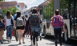 Die Schülerbeförderung im Kreis Höxter ist immer wieder ein Thema. Die Sorge der Eltern vor überfüllten Bussen wächst. - dpa/Marijan Murat