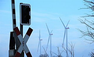 Die Kabeltrasse für die Windräder im Steinheimer Becken führt unter den Bahngleisen hindurch. - David Schellenberg