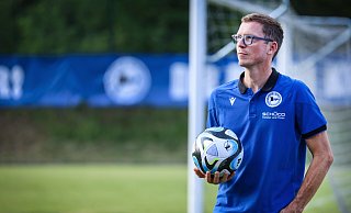 Michael Mutzel ist sehr an einer angemessenen Würdigung der Verdienste von Kapitän Fabian Klos interessiert. Doch noch weitaus wichtiger ist Arminias Sport-Geschäftsführer der Klassenerhalt – gern bereits am Samstag im Heimspiel gegen Halle. - Sarah Jonek