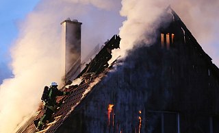 Auch bei diesem Brand in Theesen, der zunächst lange unter der Dachhaut geschwelt hatte, sorgte der Alarm eines Rauchmelders für die Rettung der schlafenden Familie. - Reimar Ott