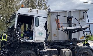 Das Führerhaus des Lastwagens ist ziemlich zerstört. - Leandra Finke