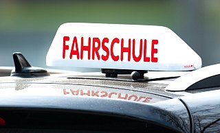 Immer mehr Fahrschüler bestehen die Fahrprüfung nicht. - Swen Pförtner/dpa (Symbolfoto)