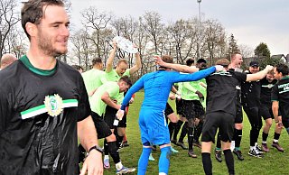 Das nächste Tänzchen, bitte: Die Jungs von Trainer Maximilian Grove (l.) dürfen sich mit dem SV Rödinghausen messen. - Andreas Gerth
