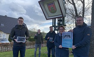 Die Schützen Jonas Leineweber, Marius Striewe, Julian Wiethaup, Christiane und Michael Auffenberg (v. l.) haben sich eine kreative Alternative für das Vogelschießen und Schützenfest ausgedacht. - Schützen Schwaney