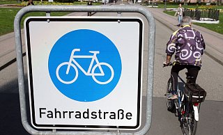 Fahrradstraßen gibt es schon in vielen Kommunen. Einheitlich gestaltet aber sind sie wegen fehlender Vorgaben nicht. Ob entsprechende Schilder ausreichen oder doch viel Geld in Umbauten investiert werden soll ist nun die alles entscheidende Frage für das Fahrradstraßenkonzept in Löhne. - Verwendung weltweit
