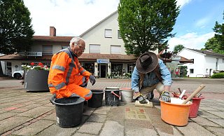 Unterstützt von Matthias Kopka vom Rahdener Bauhof verlegte Künstler Gunter Demnig die fünf Stolpersteine für Mitglieder der Familie Oppenheim. - Joern Spreen-Ledebur