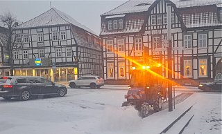 Zügig wurden am Nachmittag die Gehwege in Warburgs Innenstadt - hier am Marktplatz - freigeräumt. Doch es schneite weiter. - Simone Flörke