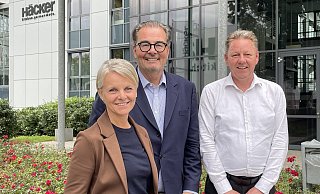Karin Padinger (Leiterin Marketing und Innenarchitektur bei Häcker Küchen), Geschäftsführer Markus Sander und Karsten Bäumer (Leitung Produktmanagement und PR) freuen sich auf die bevorstehende Küchenmeile. - Natalie Gottwald