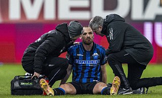 Innenverteidiger Jannis Heuer, der hier im Heimspiel gegen St. Pauli von Mannschaftsarzt Matthias Porsch (r.) und Physiotherapeut Robert Wezorke behandelt wird, wird dem SCP in Regensburg fehlen. - picture alliance/dpa