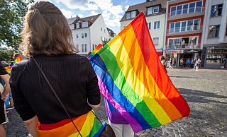 Vom Wunsch, im Anderssein akzeptiert zu werden, zeugen auch die Pride-Paraden zum Christopher-Street-Day. - Niklas Tüns