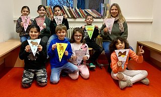 Liana, Lillienne, Abdurrahman, Amina, Mattti, Leyla Max, Cathrin Piron und Mila zeigen ihre Buchstabenkarten. FOTO: ARIAN - Kathrin Piron