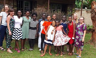 Zu Ostern besuchten einige Paderbornerinnen ihre "Patenkinder" in Uganda. Anne Grothe (r.) ist auf der Suche nach weiteren Spendern. - Privat