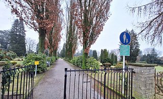 Der Friedhof an der Wollfeldstraße in Ennigloh. Am Eingang wird auf verschiedene Verhaltensregeln hingewiesen. - Peter Heidbrink