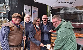 Fassanstich in Gütersloh: Fuhrmann Guido Stöckmann (v.l.), Vorsitzender des Verkehrsvereins Ralph Strothmann, Bürgermeister Norbert Morkes, Thomas Kessenjohann ebenfalls aus dem Verkehrsverein und Markus Korfmacher von der Hohenfelder Brauerei. - Philipp Kersten