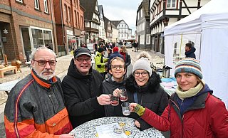 Anstoßen mit Glühwein: v.l.: Lutz Bräcker, Hans Dieter Belau, Dennis Belau, Regina Belau und Agnieszka Weisser - Thomas Kube