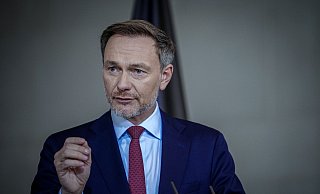 Die FDP um Parteichef Christian Lindner bleibt auch weiterhin Teil der Koalition. Nur ein Drittel der Parteimitglieder beteiligte sich an der Abstimmung. - dpa