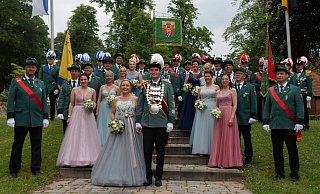 Ein prächtiger Anblick ist das Dringenberger Königspaar Wolfgang und Bianca Mönnikes mitsamt seinem Gefolge. - Luna Brinkman