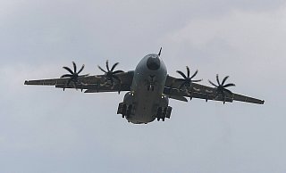 Die Maschine vom Typ A400M war im Rahmen eines routinemäßigen Flugbetriebes auf dem Weg von Düsseldorf zum Heimatflugplatz in Wunstorf, als eine unbekannte Person den Piloten mit dem Laserpointer blendete. Symbolfoto: - imago images/localpic