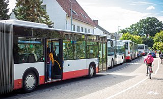 Schulbusse fahren an der Bertolt-Brecht-Gesamtschule reichlich. Auf eine Direktverbindung nach Obernbeck warten die Schülerinnen und Schüler allerdings vergeblich. - Niklas Tüns