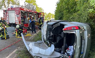 Die Feuerwehr musste das Dach des auf der Seite liegenden Fahrzeugs öffnen, um die verletzte Fahrerin zu befreien. - Feuerwehr Volkmarsen