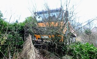 Dort, wo der 18-Tonner den Zaun niedermalmte, stand gerade eine Frau in ihrem Garten. - Polizei