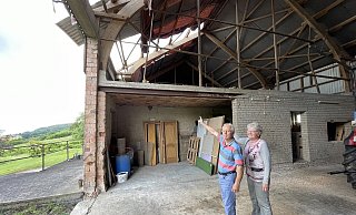 Johannes und Irene Kropp stehen in der Scheune, in der der Tornado das Dach davongerissen hat. - Ralf T. Mischer