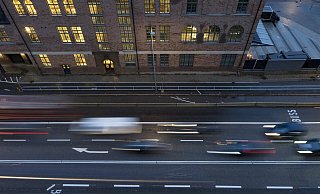 Ein Bündnis in Gütersloh hatte sich besorgt gezeigt, dass das Auto aus der Innenstadt verdrängt werden könnte. Nun antworten ADFC und VCD. - picture alliance / Alex Farnsworth Ein Bündnis in Gütersloh hatte sich besorgt gezeigt, dass das Auto aus der Innenstadt verdrängt werden könnte. Nun antworten ADFC und VCD. - picture alliance / Alex Farnsworth