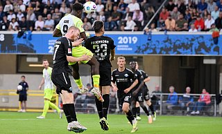 Ragnar Ache springt in dieser Szene aus dem Hinspiel höher als die SCP-Akteure Kai Klefisch (l.) und Marcel Hoffmeier. Am Ende machten die Kopfballkünste des FCK-Stürmers den Unterschied. - Imago Images