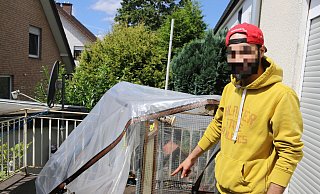 Der 32-Jährige zeigt auf sein leeres Gewächshaus auf dem Balkon seines Elternhauses, aus dem ihm fünf Cannabispflanzen gestohlen wurden. - Claus Frickemeier