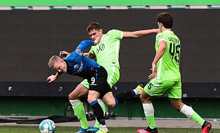 SCP-Akteur Kai Pröger (l.), hier gegen die Wolfsburger Micky van de Ven und Matteo Mazzone (r.), setzte den Schlusspunkt zum 4:5. - imago images/Christian Schroedter