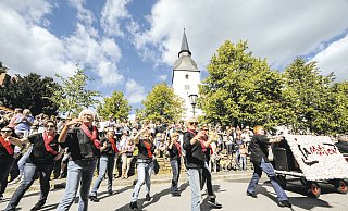 Schwungvoll: Im August 2017 reihten sich die Oppendorfer Line Dancer in den Leverner Blumenkorso ein und zeigten ihr Können. - Joern Spreen-Ledebur