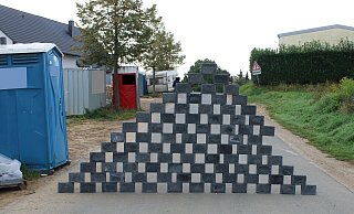 Die gestapeltem Steine standen mitten auf dem Reineburgweg. - Foto: Polizei Minden-Lübbecke